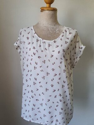 FF04382 เสื้อผ้ามือสอง ชีฟอง สีขาวลายดอกไม้ แบรนด์ ARDENE BASIC อก 41นิ้ว