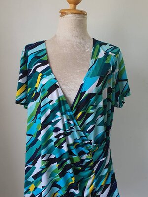 FF04389 เสื้อผ้ามือสอง สีเขียวลาย แบรนด์ dressbarn อก 44-50 นิ้ว