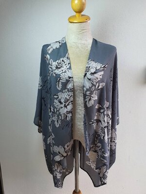 FF04143 เสื้อคลุมมือสอง สีเทาเข้ม ลายดอกไม้ อก free