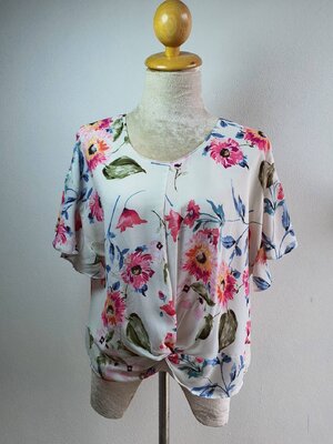 FF04142 เสื้อผ้ามือสอง ลายดอกไม้ สีขาว แบรนด์ LUSH อก 40 นิ้ว