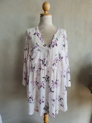 FF05124 เสื้อผ้ามือสอง ชีฟอง สีขาวลาย แบรนด์ TORRID อก 55 นิ้ว