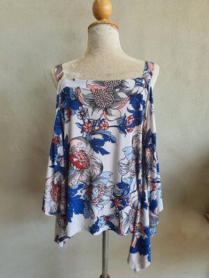 FF05128 เสื้อผ้ามือสอง เปิดไหล่ ลวดลายสวย แบรนด์ eci new york อก free-45 นิ้ว