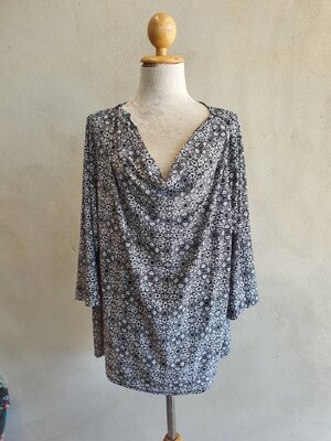 FF04838 เสื้อผ้ามือสอง คอถ่วง สีขาวดำ แบรนด์ Croft&ฺBorrow อก 52-60นิ้ว