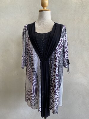 FF04567 เสื้อผ้ามือสอง สีม่วงลายดำขาว อก 48-52 นิ้ว