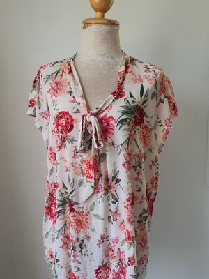 FF04391 เสื้อผ้ามือสอง ลายดอกไม้ แบรนด์ Siren Rily อก 40-45 นิ้ว