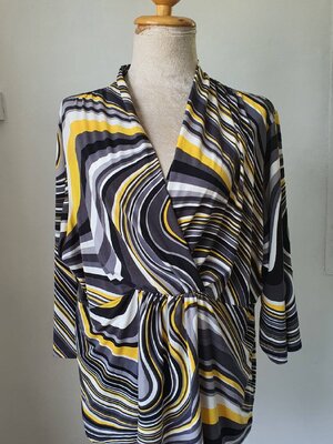 FF04395 เสื้อผ้ามือสอง สีเเหลืองลายเทาดำ แบรนด์ Skye's the limit อก 45-50 นิ้ว