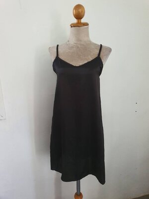 FF06654 เดรสซับใน สีดำ มือสอง อก 32 นิ้ว