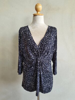 FF04950 เสื้อผ้ามือสอง สีดำลาย แบรนด์ daisy fuentes อก 38-42 นิ้ว