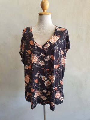 FF04839 เสื้อผ้ามือสอง ลายดอกไม้สีดำ แบรนด์ TORRID อก 50-56 นิ้ว