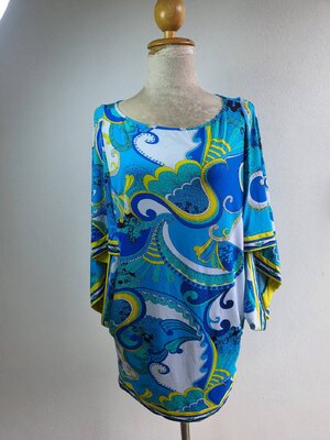 FF04201 เสื้อผ้ามือสอง ลายฟ้า แบรนด์ TRINA TURK อก free