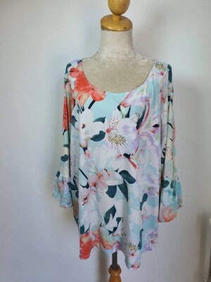 FF04034 เสื้อผ้ามือสอง ลายดอกไม้ แบรนด์ Calvin Klein อก 54-60 นิ้ว